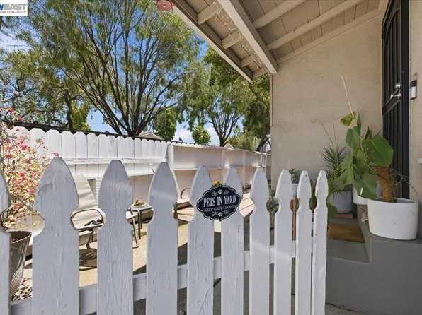 882 W Tennyson Rd, Hayward, CA 94544