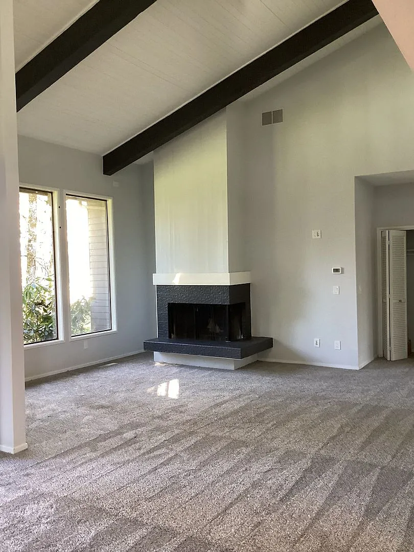 Beautiful Home on Golf Course — Photo 4