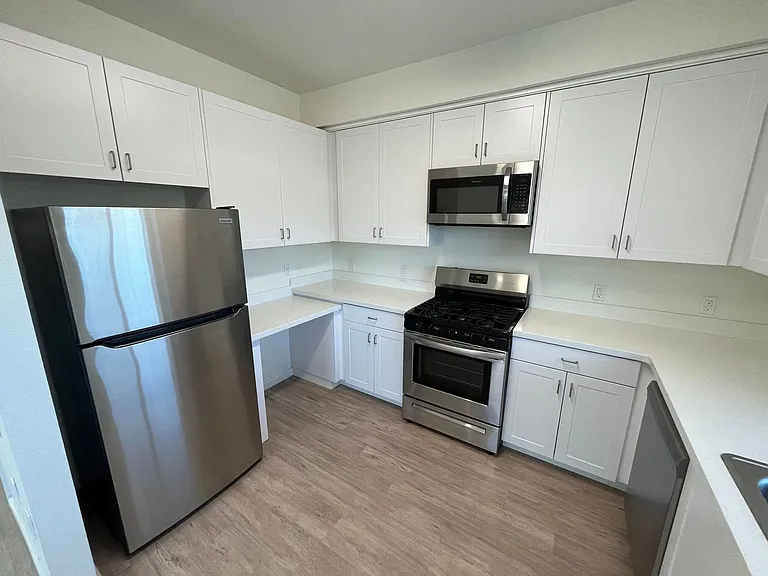 575 E Newlove Dr — Photo 4