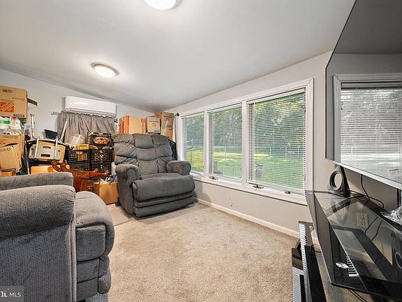 5th image of 475 Evergreen Ave