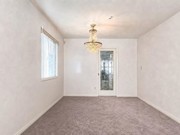 3rd image of 3211 Queens Ave