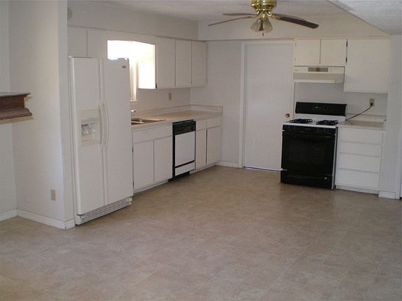 3rd image of 1215 Pearl Ct