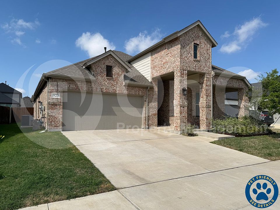 1st image of 923 Hawthorn Ln