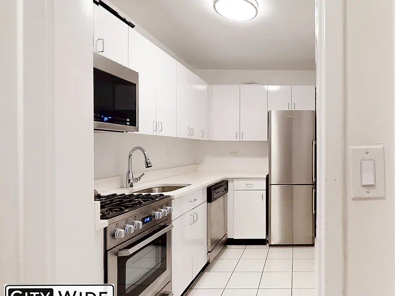 240 E 82nd St #5G — Photo 3