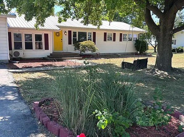 205 W Hoffman St, Irvington, IL 62848