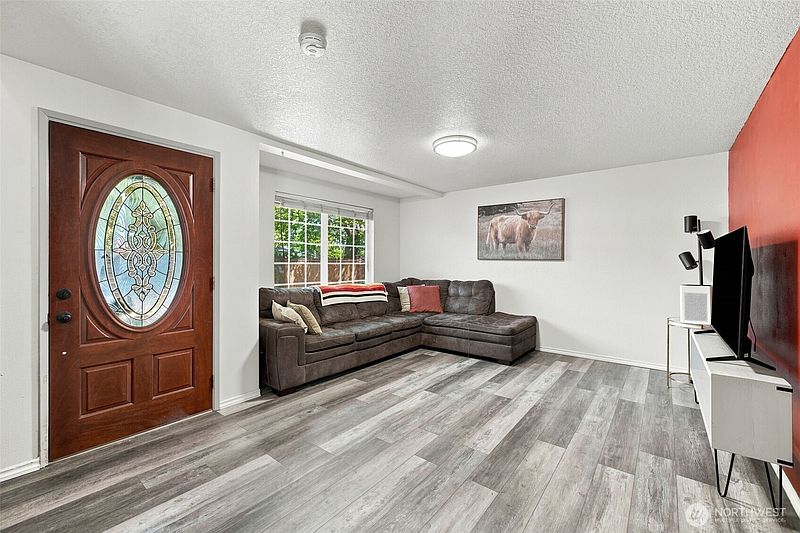 4th image of 8292 NE Snowberry Loop