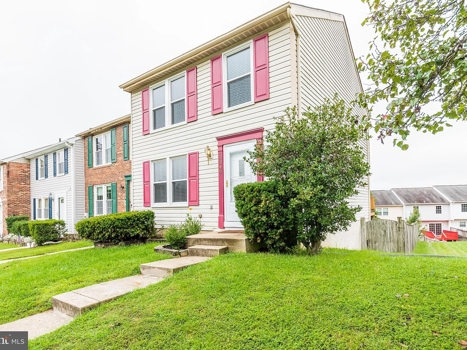 3 bed, 3.0 bath, 1440 sqft, $2,100 — Photo 2