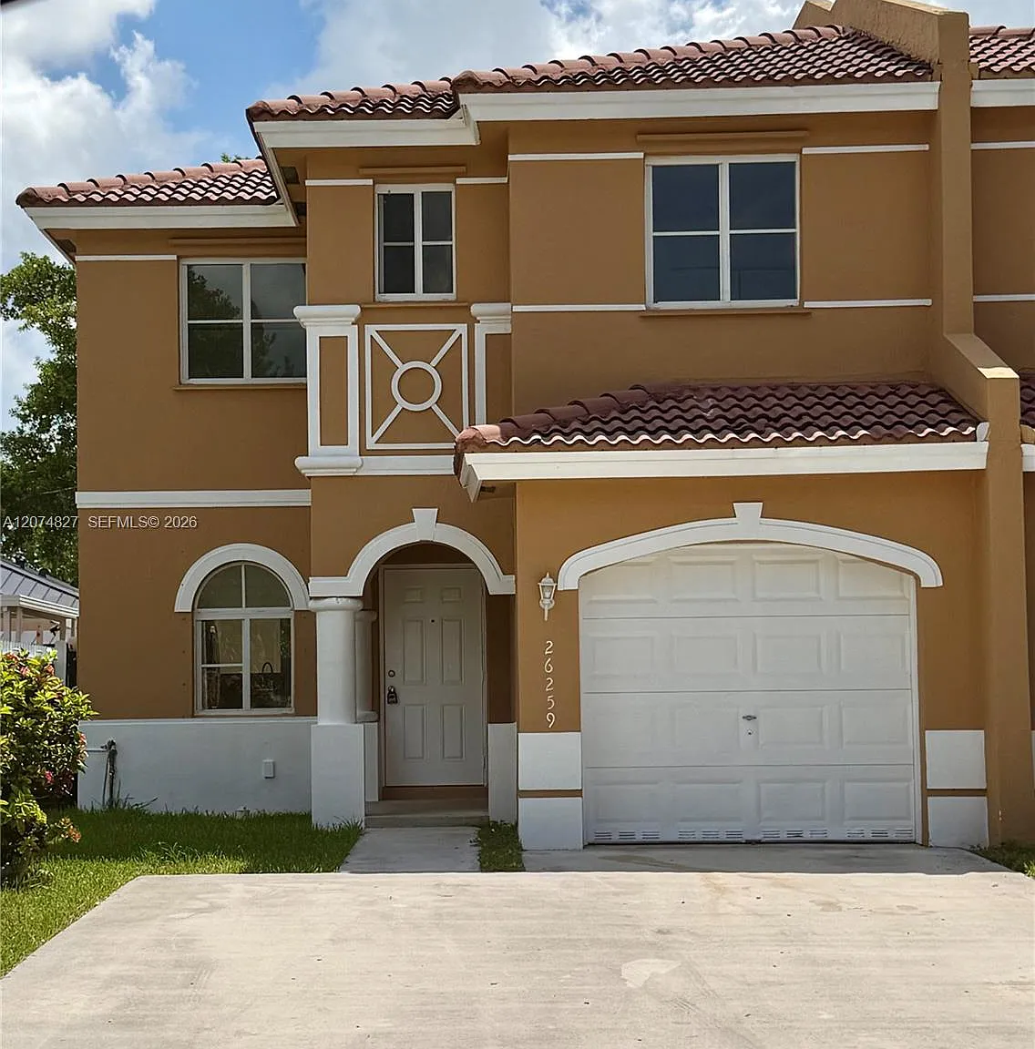 Naranja Gardens — Photo 1
