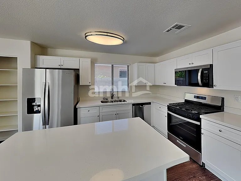 8221 Woodland Prairie Ave — Photo 3
