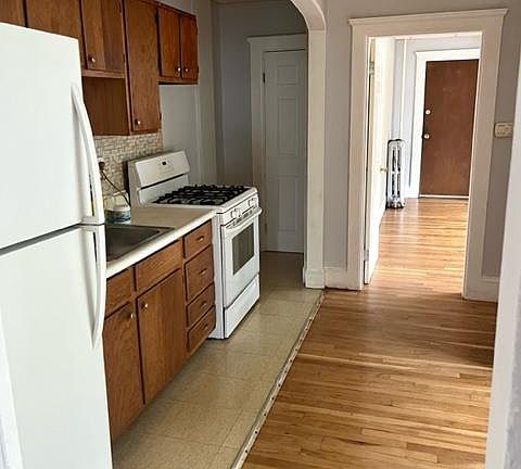 4th image of 551 Essex St APT 4