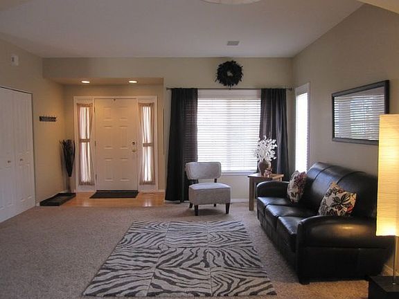 Living Room / Entry