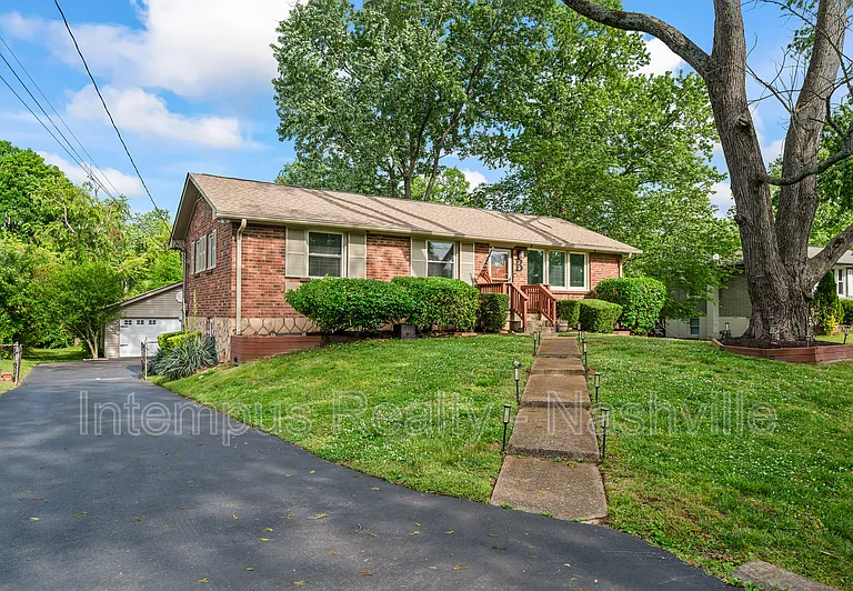 7020 Bonnamere Dr — Photo 2