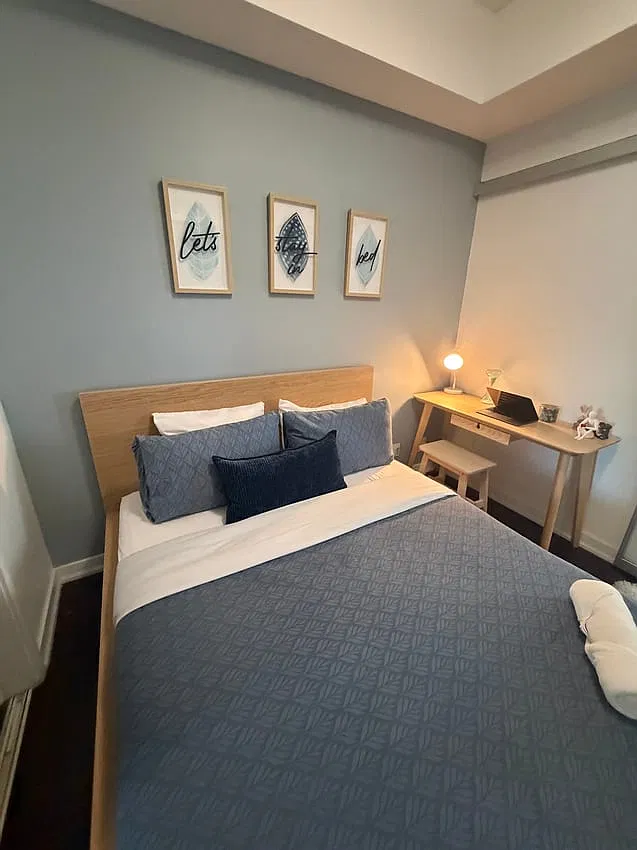 Deluxe Room without Window - York Street & Bremner Boulevard — Photo 2