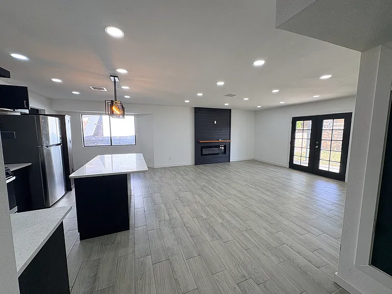 11100 Childress Ave — Photo 3