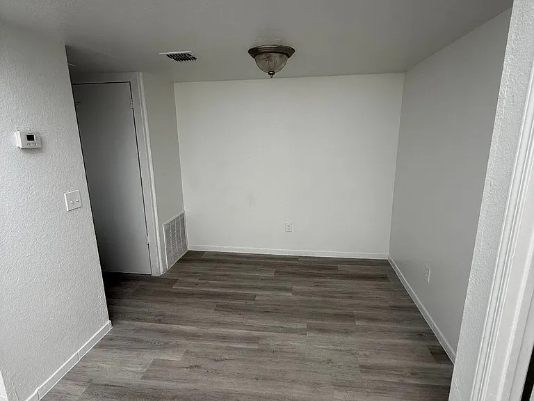 Desert Wind Apartments — Photo 14