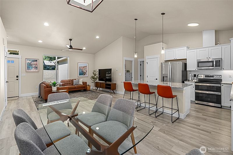 5th image of 71 E Connemara Way