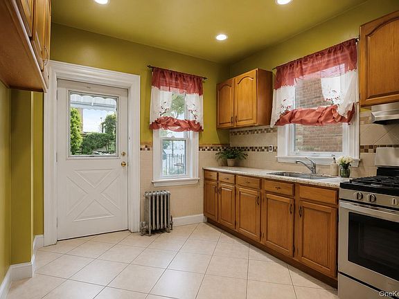4th image of 953 E 226th Street