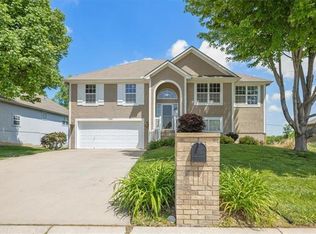 705 NE Shenandoah Dr, Blue Springs, MO 64014
