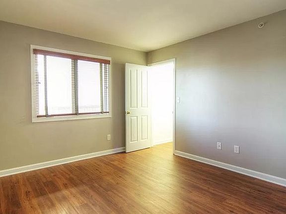 3rd image of 3250 Fairfield Ave APT 112