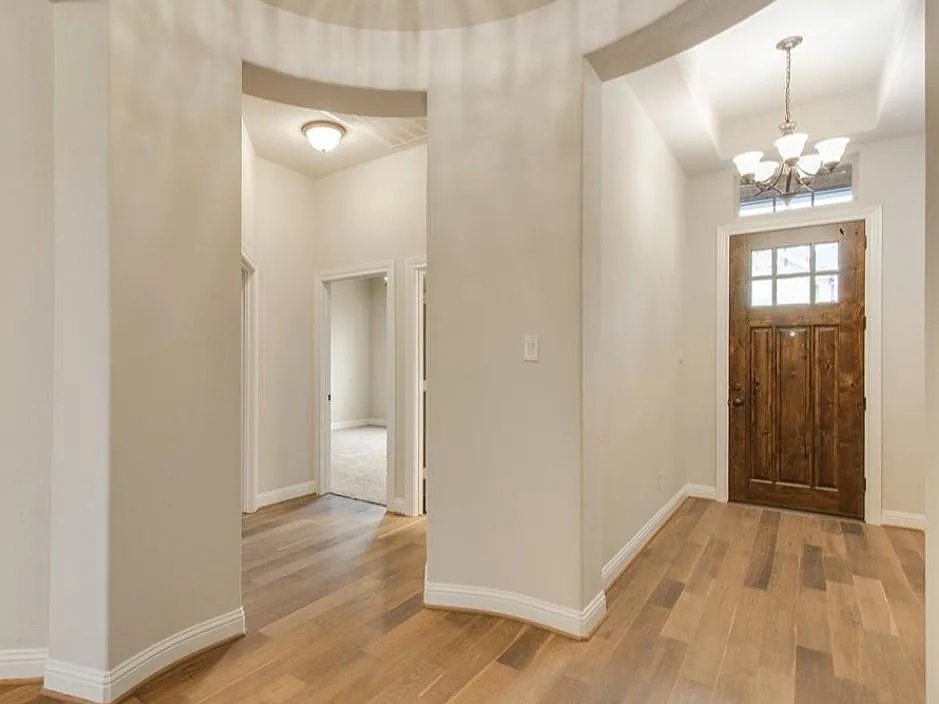 3 bed, 2.0 bath, 2287 sqft, $2,700 — Photo 3