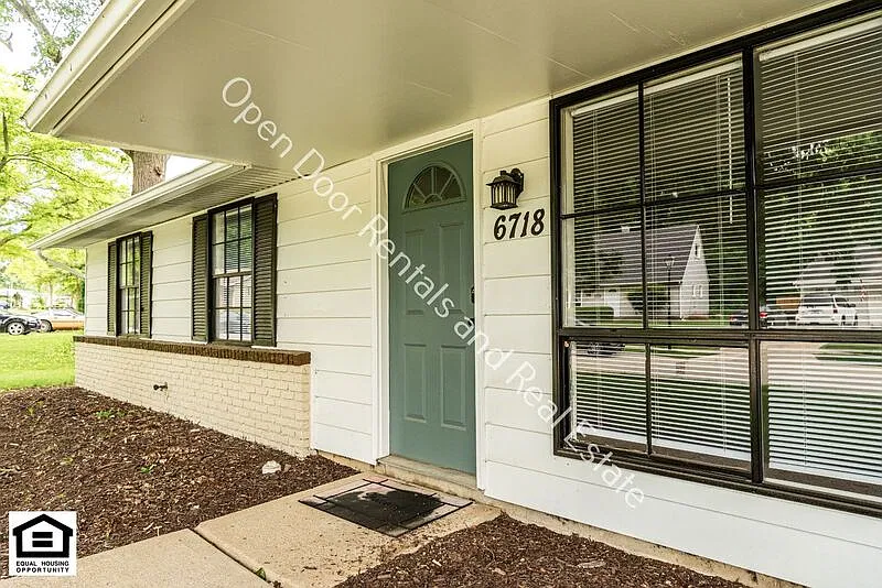 4 bed, 1.0 bath, 1224 sqft, $1,850 — Photo 2