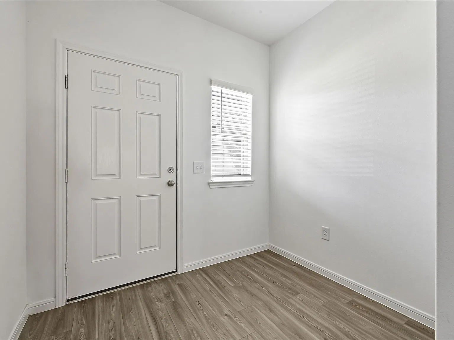 4 bed, 2.0 bath, 1802 sqft, $2,350 — Photo 4