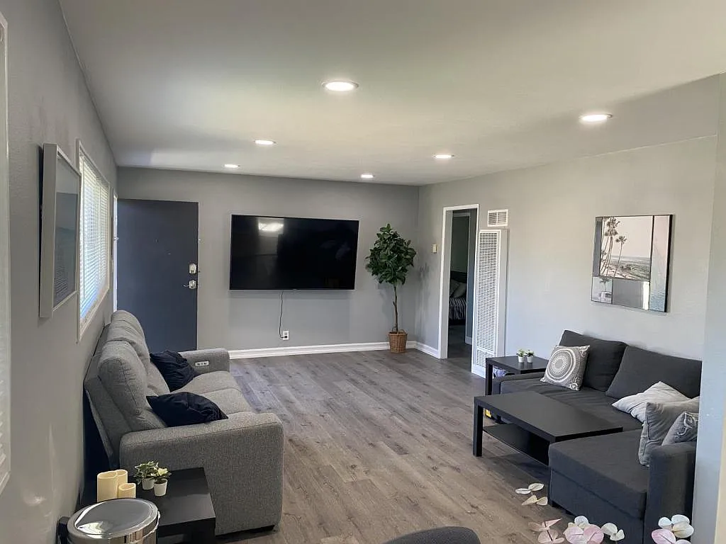 5105 Bellvale Ave — Photo 3