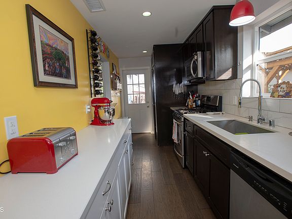 3rd image of 450 Vineyard Pl