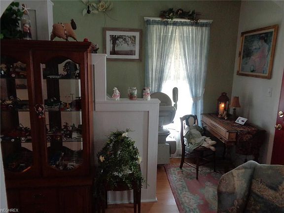 5th image of 214 6th St NE