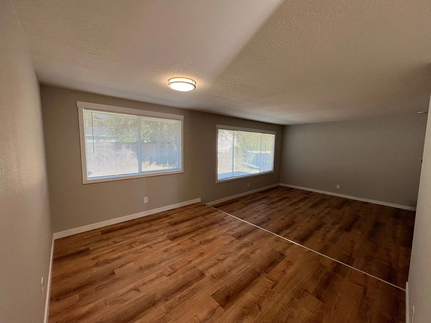 Remodeled Single Level Home On Huge 1/4 Acre Lot For Rent - 14520 Ne 74th St — Photo 3