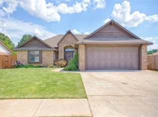 816 NW 18th St, Moore, OK 73160