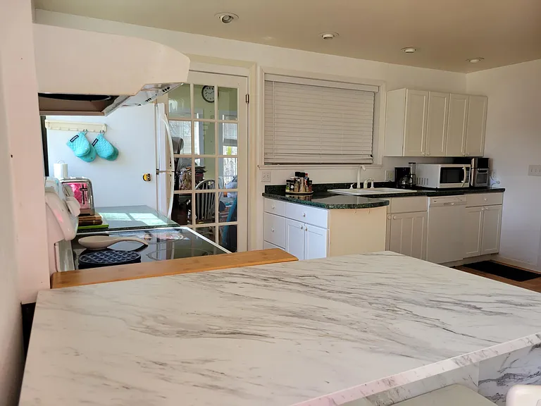Hillcrest Dr — Photo 23
