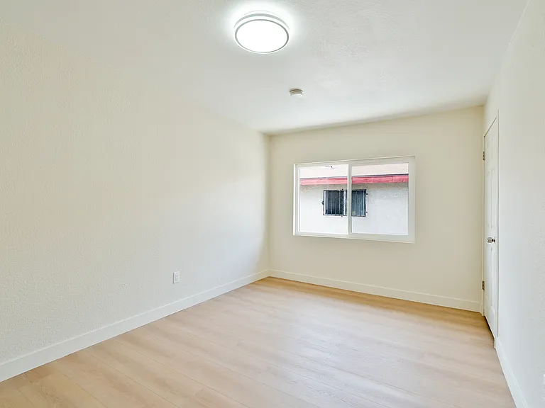 2214 Thomas St — Photo 24