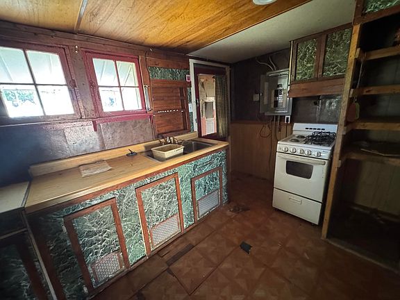 4th image of 141 Goodell St