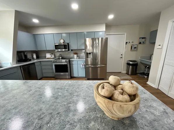 20 Neptune Dr, Mary Esther, FL 32569