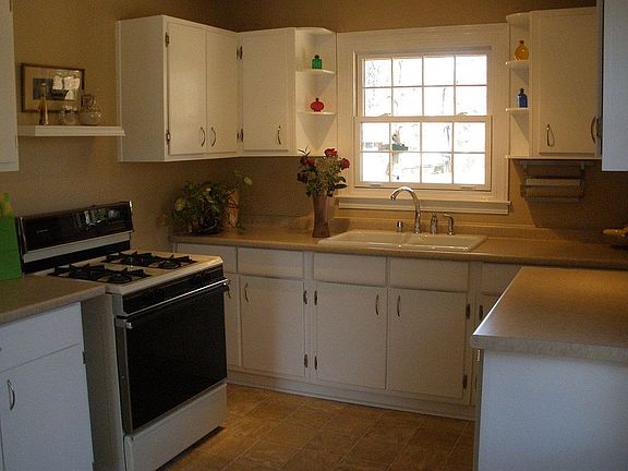 2nd image of 1133 Oakview Dr SE