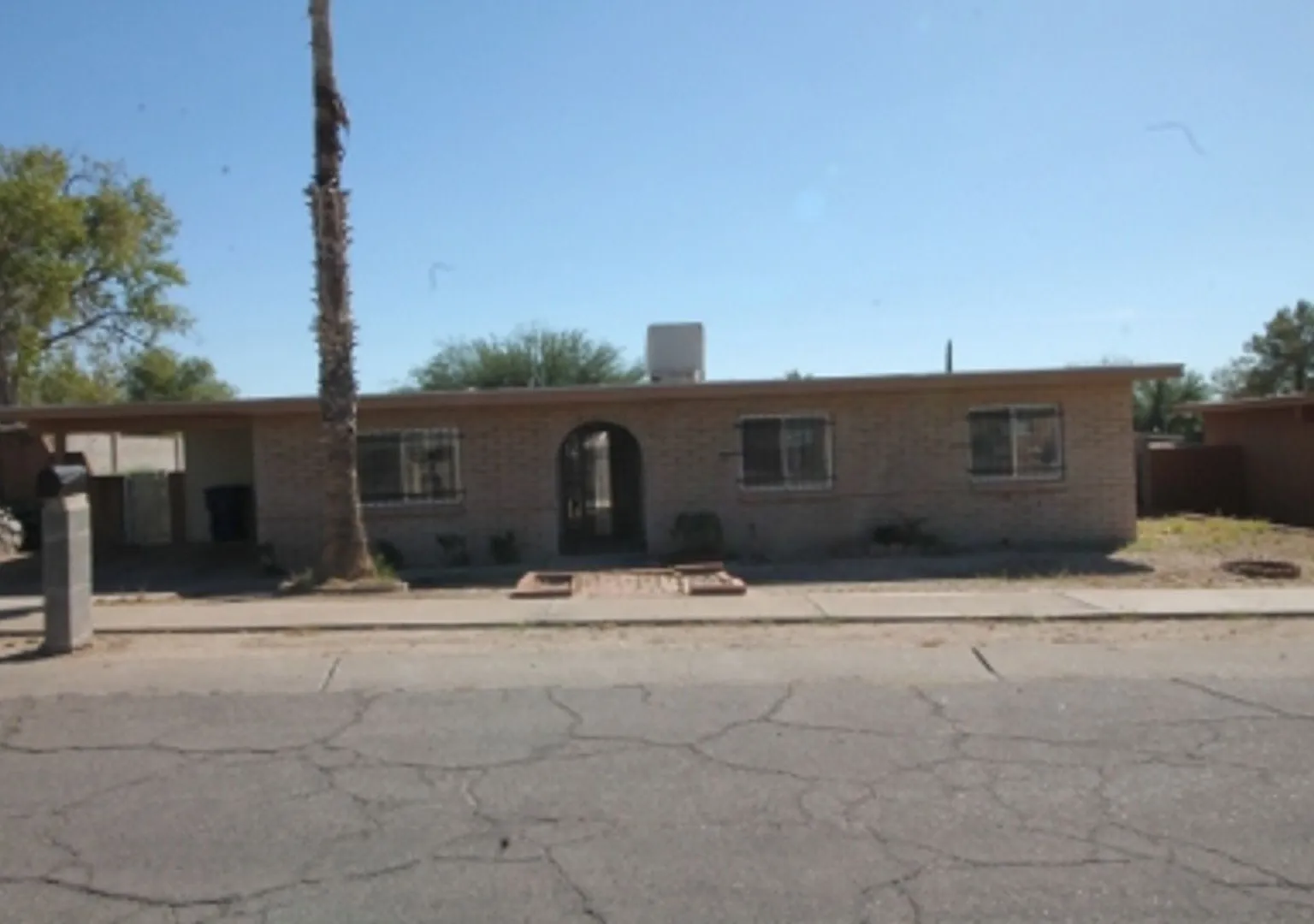 Spacious 4bd/2ba Featuring Central A/C and Large Private Yard — Photo 2