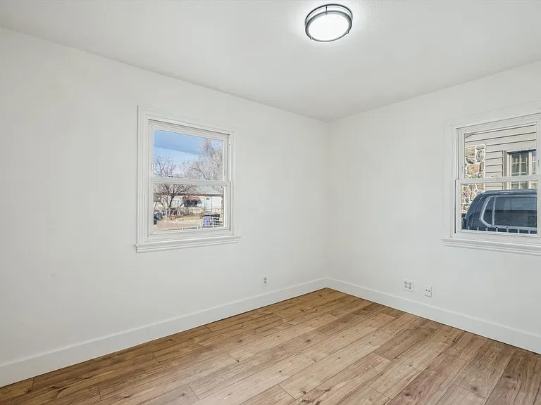 936 Meade St — Photo 10