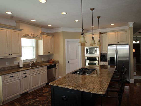 2nd image of 305 N Sandhills Ln