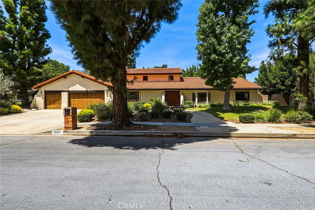 4 bed, 3.5 bath, 3792 sqft, $8,000 — Photo 2