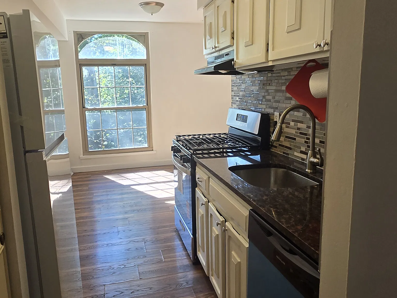 2 bed, 1.5 bath, 1100 sqft, $2,400 — Photo 4