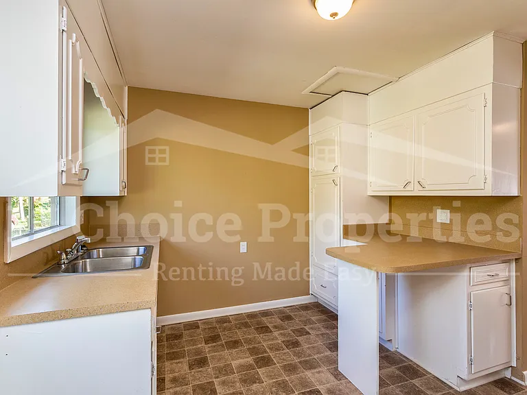 1332 Lake Ln NE — Photo 5