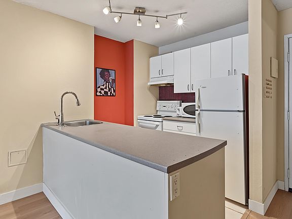 4th image of 950 Drake St #206