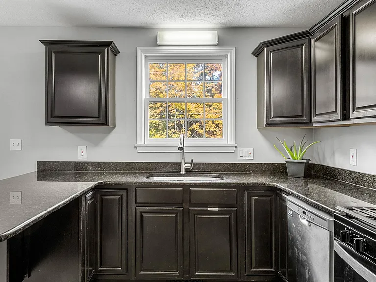 27 Glastonbury Dr — Photo 18