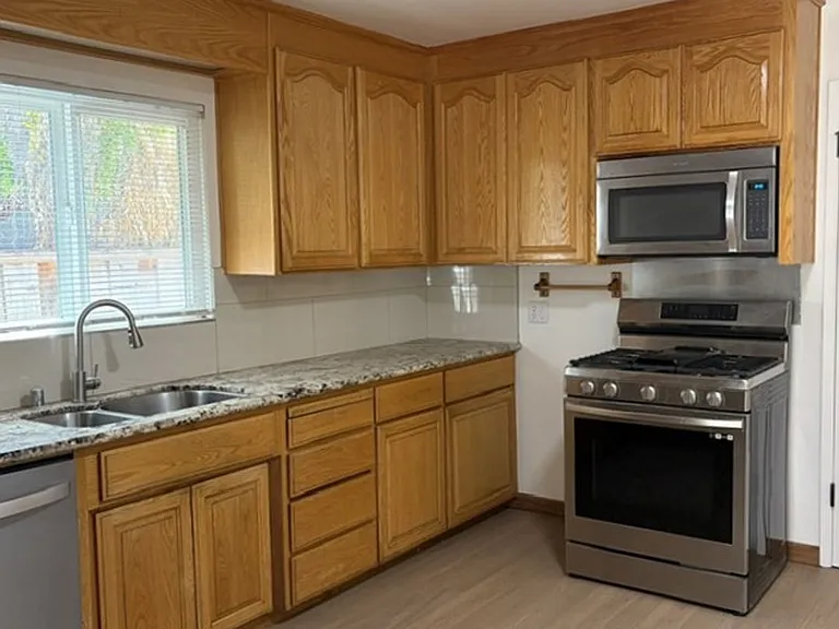 430 S Bayview Ave — Photo 14