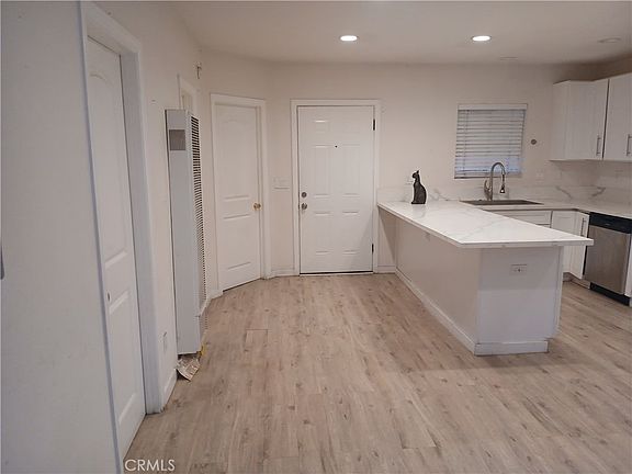 5th image of 112 E Pine St
