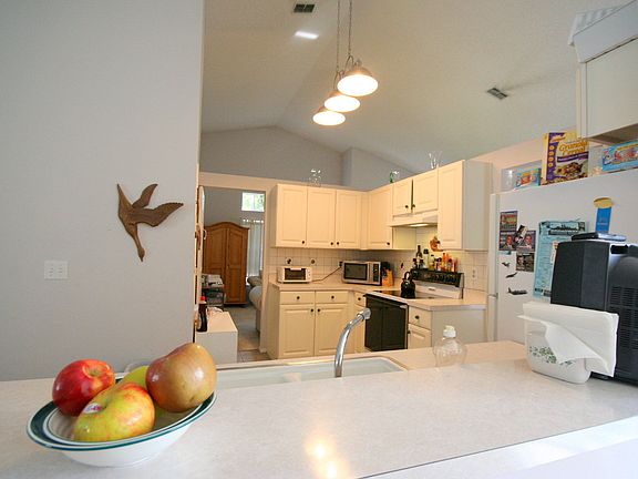 5th image of 4018 King Edward Dr