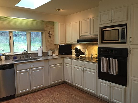 5th image of 302 Southfield Dr