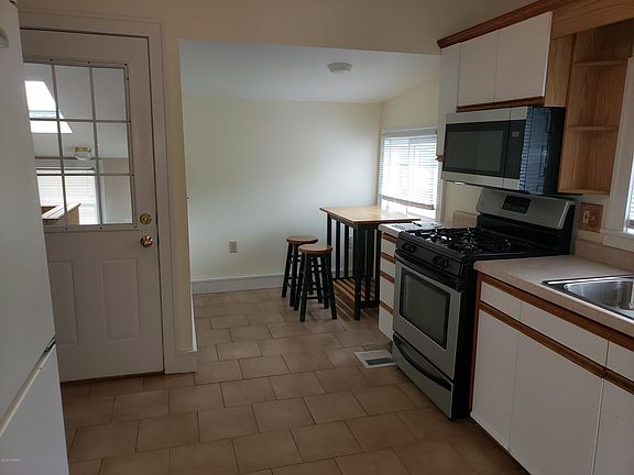 4th image of 137 Eastmanville St