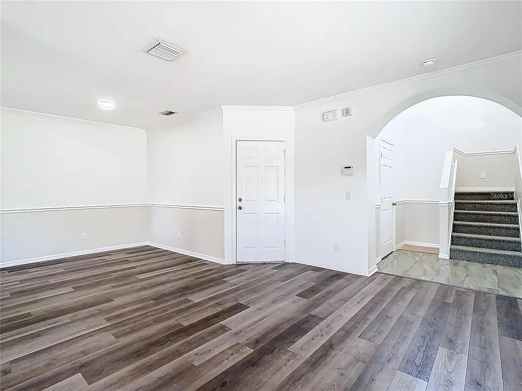 3 bed, 2.5 bath, 1832 sqft, $2,300 — Photo 3